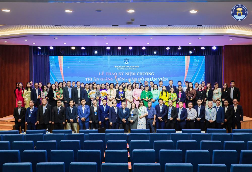 Trường Đại học Văn Hiến vinh danh giảng viên, cán bộ nhân viên gắn bó trên 10 năm và 20 năm cống hiến 