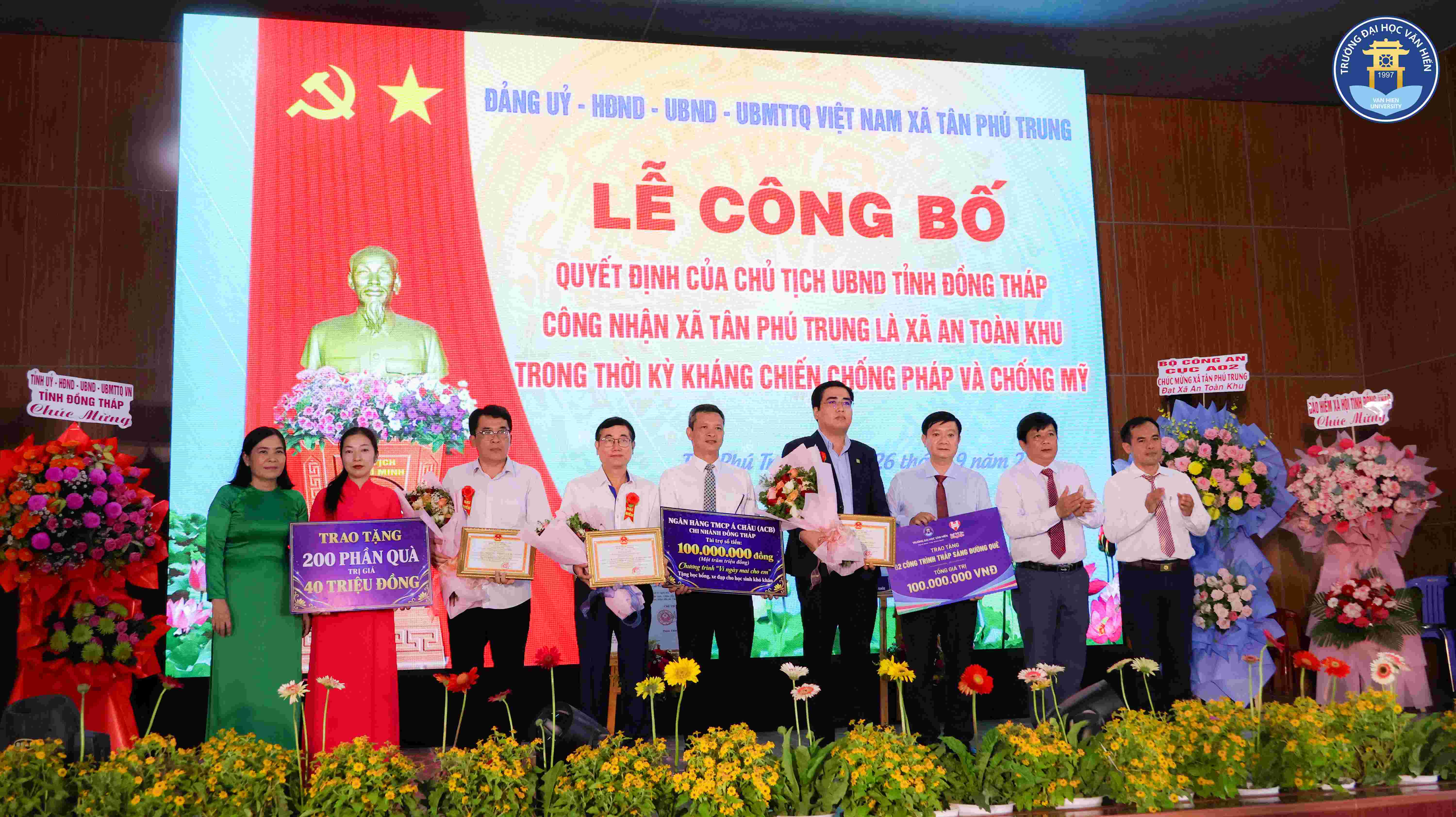 Đại học Văn Hiến trao tặng 02 công trình “Thắp sáng đường quê” trị giá 100 triệu đồng tại tỉnh Đồng Tháp 