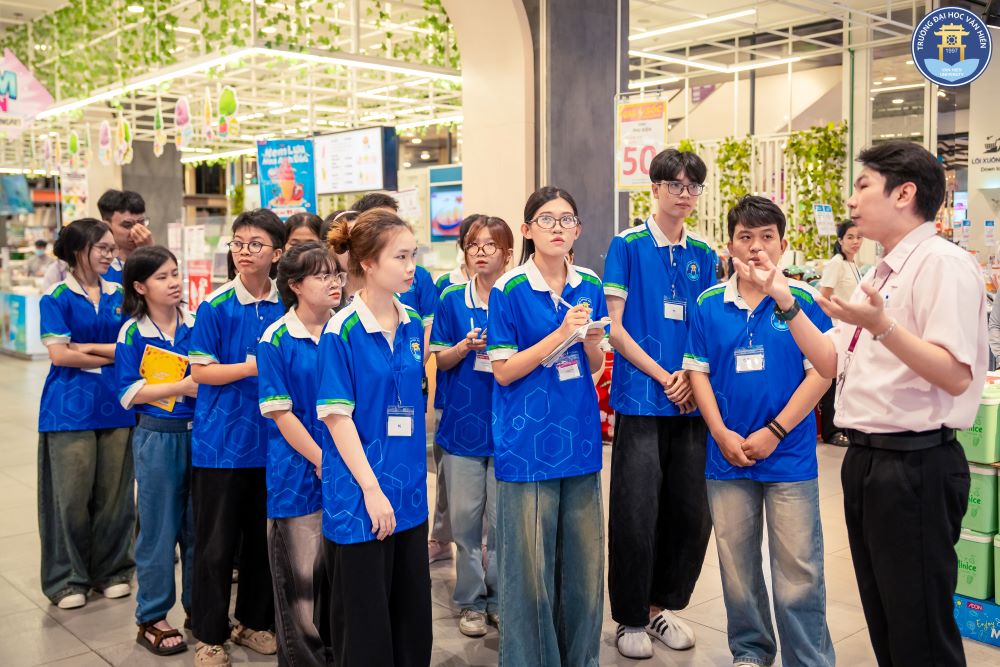 Sinh viên Trường Đại học Văn Hiến tham quan, trải nghiệm thực tế tại AEON Bình Tân