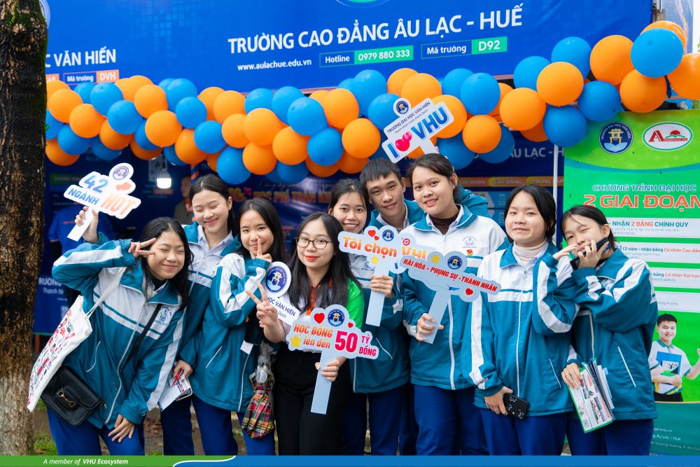 VHU Đồng hành cùng hơn 4.500 sĩ tử Quảng Trị tại chương trình “Tư vấn mùa thi 2026”